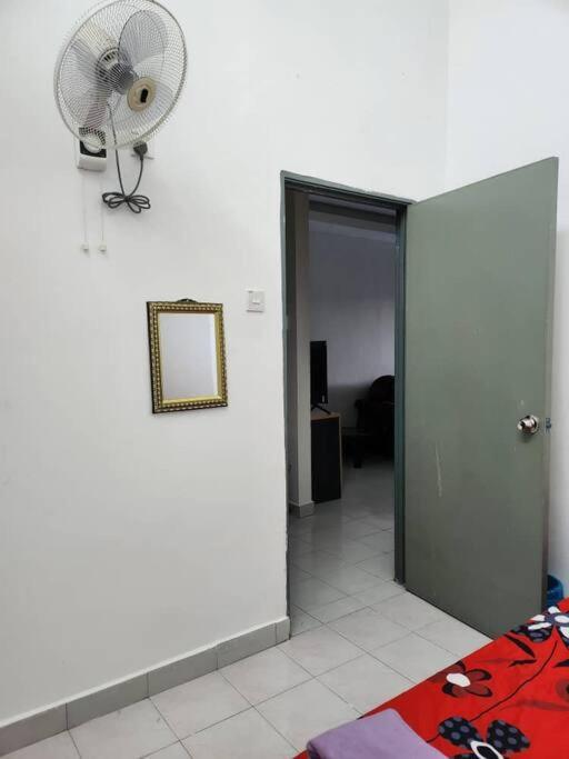 D'Haja 61 Klia Sepang With 3 Airconds & Wifi Villa Banting  Exterior photo