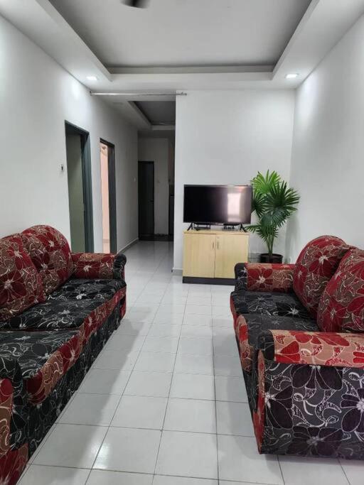 D'Haja 61 Klia Sepang With 3 Airconds & Wifi Villa Banting  Exterior photo
