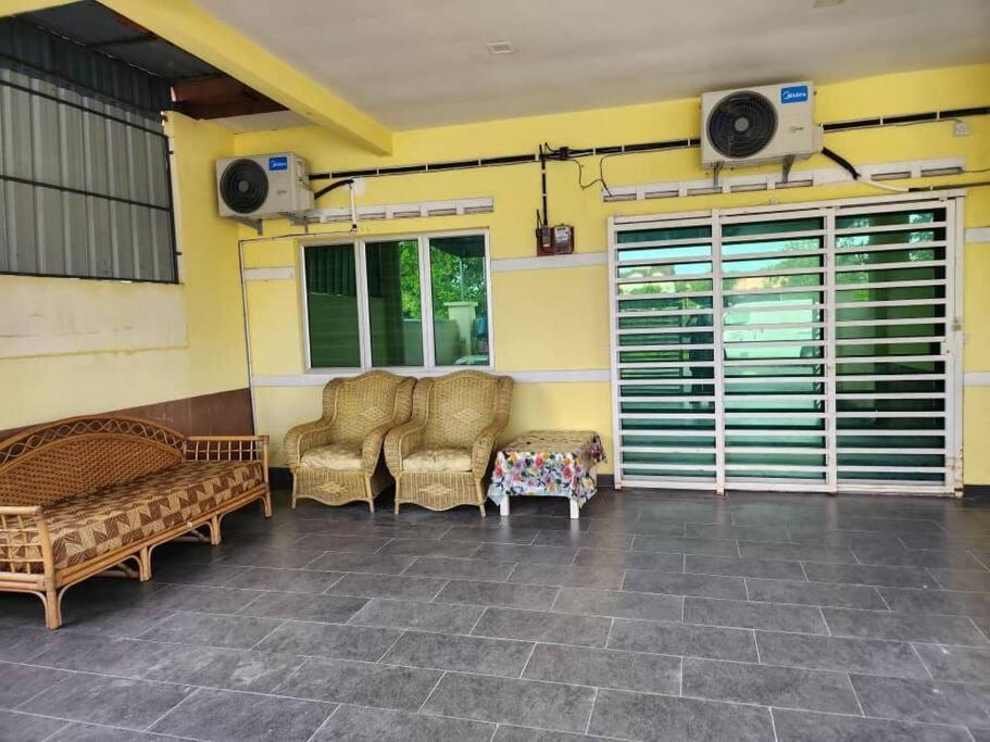 D'Haja 61 Klia Sepang With 3 Airconds & Wifi Villa Banting  Exterior photo